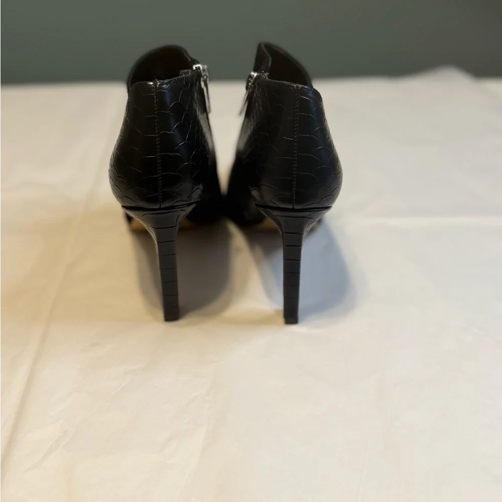 Vince Camuto Black Ankle 4” Booties EUC - Picture 5 of 8
